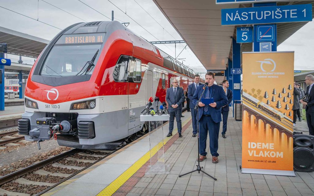 ZSSK nasadzuje nové vysokokapacitné vlaky KISS na rušné trate západného Slovenska