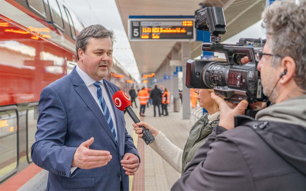 ZSSK nasadzuje nové vysokokapacitné vlaky KISS na rušné trate západného Slovenska