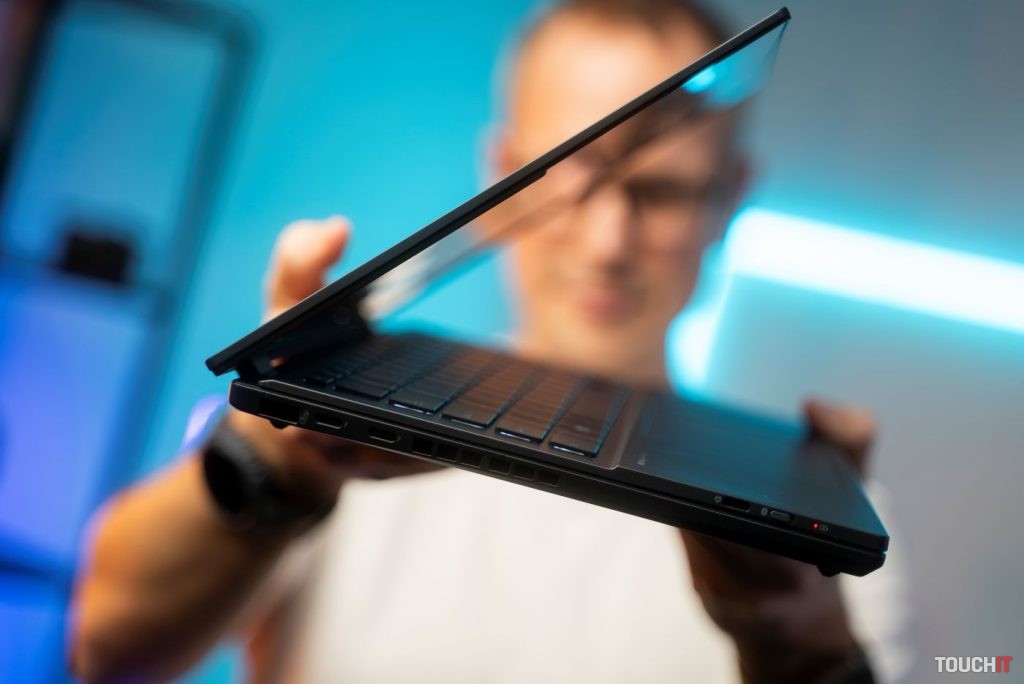 ASUS Zenbook DUO (UX8406)