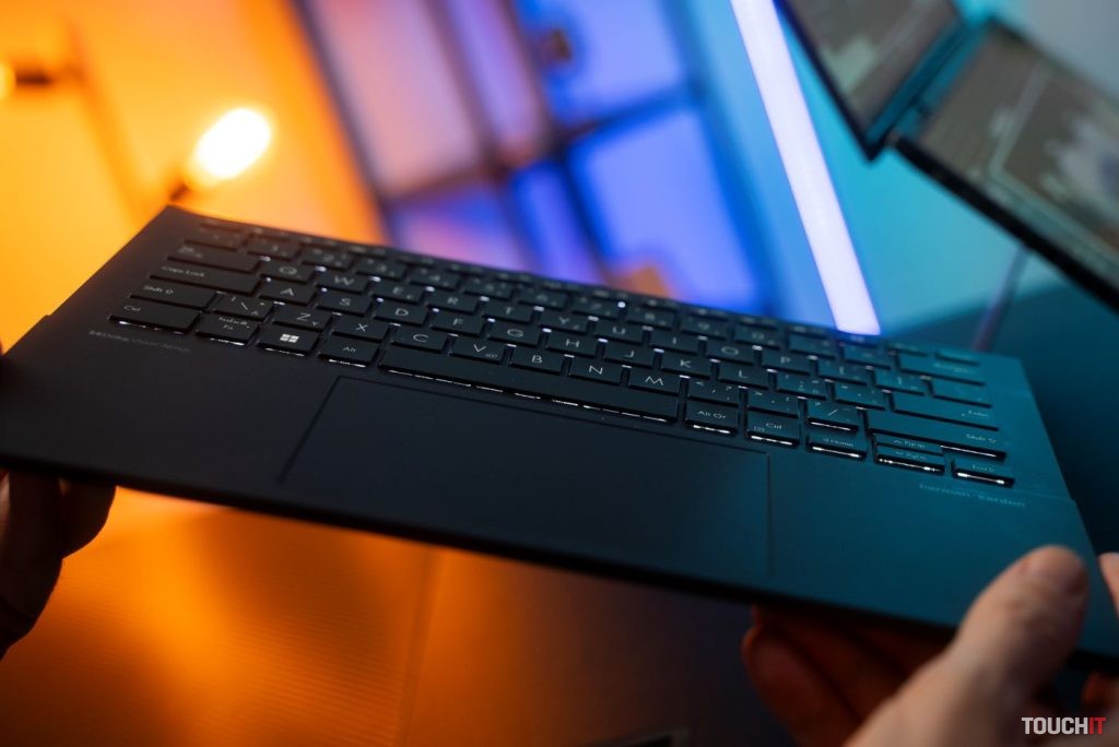 ASUS Zenbook DUO (UX8406)