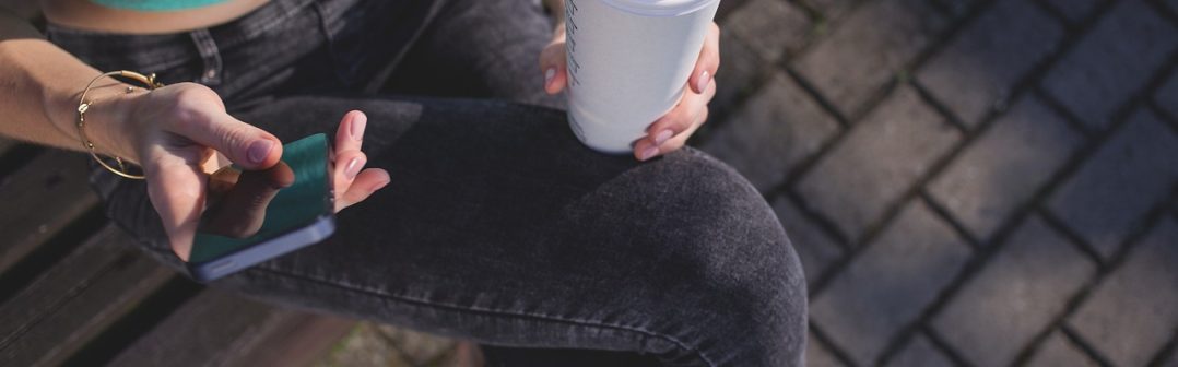 kava v ruke a mobil zena