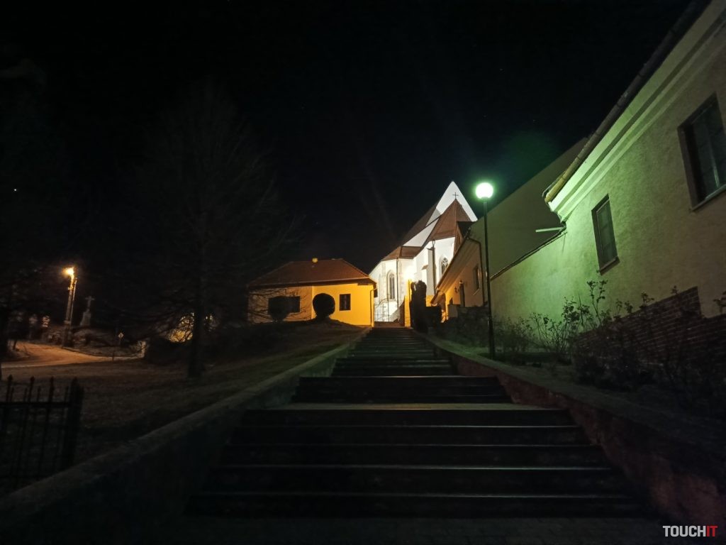 Infinix HOT 40 Pro: Fotografie nasnímané v nočnom režime on/off