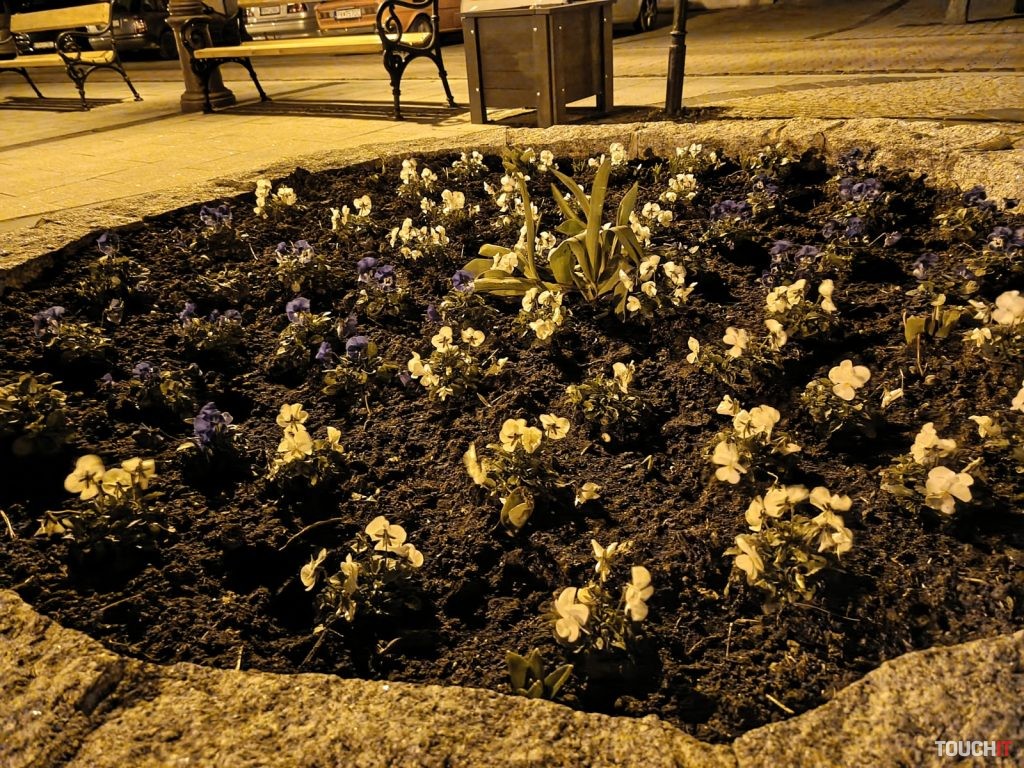 Infinix HOT 40 Pro: Fotografie nasnímané v nočnom režime on/off