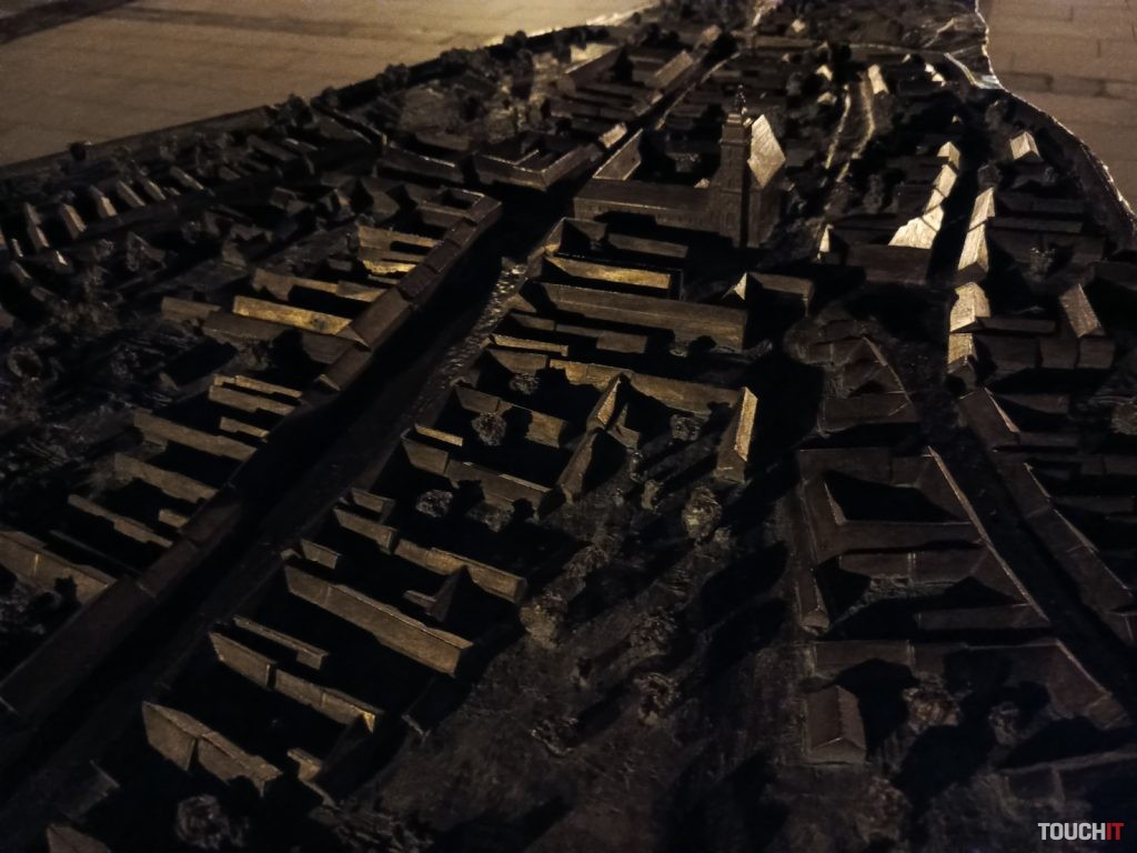 Infinix HOT 40 Pro: Fotografie nasnímané v nočnom režime on/off