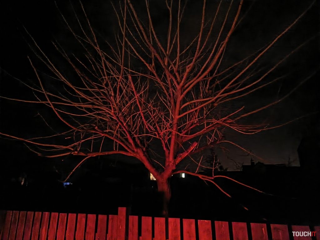 Infinix HOT 40 Pro: Fotografie nasnímané v nočnom režime on/off