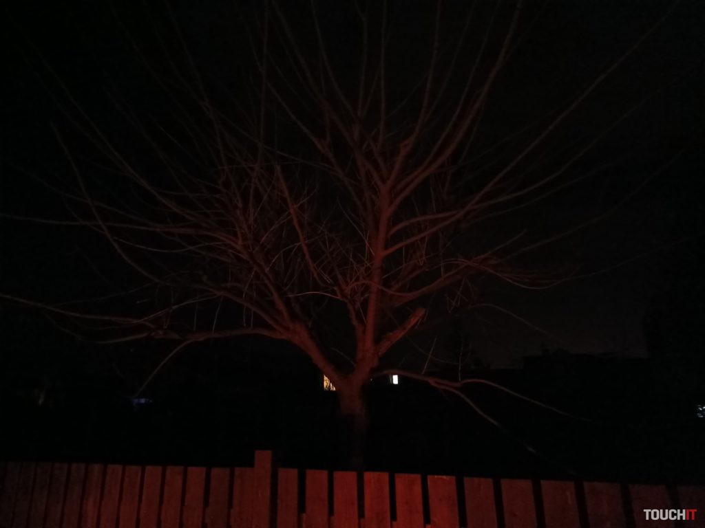 Infinix HOT 40 Pro: Fotografie nasnímané v nočnom režime on/off