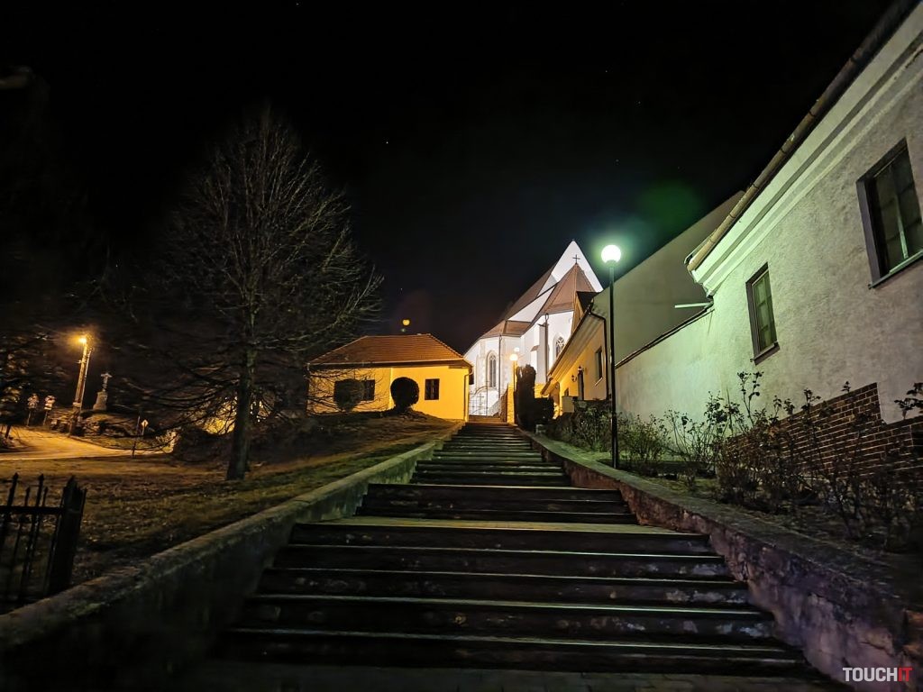 Infinix HOT 40 Pro: Fotografie nasnímané v nočnom režime on/off