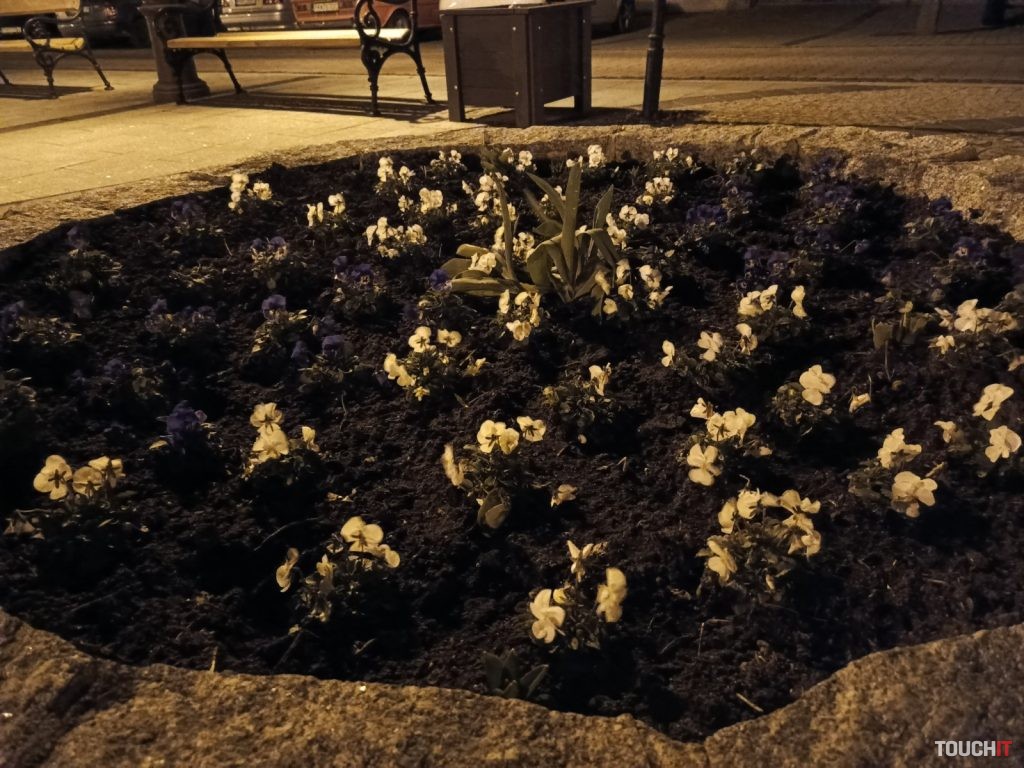 Infinix HOT 40 Pro: Fotografie nasnímané v nočnom režime on/off