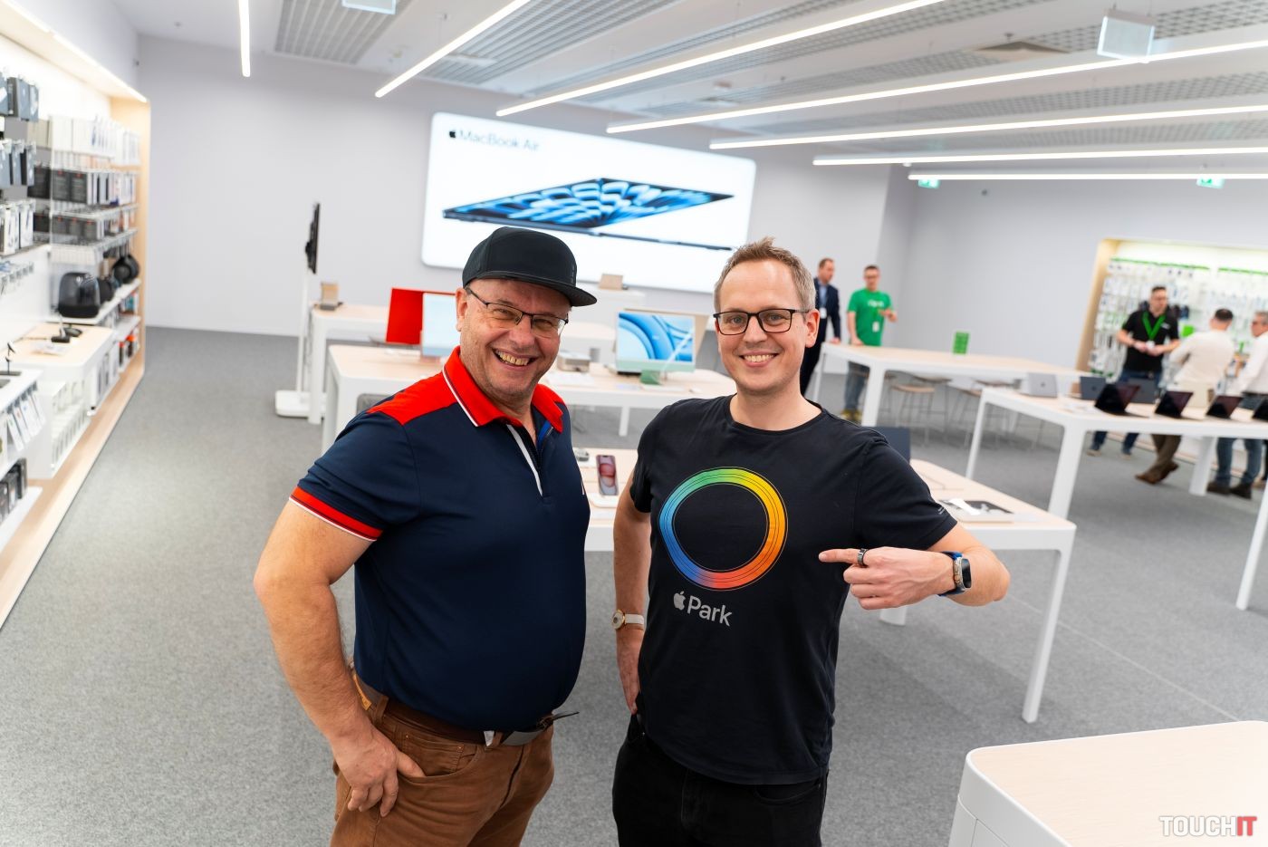 Zážitok skoro ako v Apple Store: Už aj na Slovensku máme Apple Premium Partner predajňu (VIDEO)