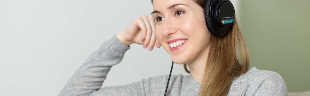 zena pocuva hudbu so sluchadlami