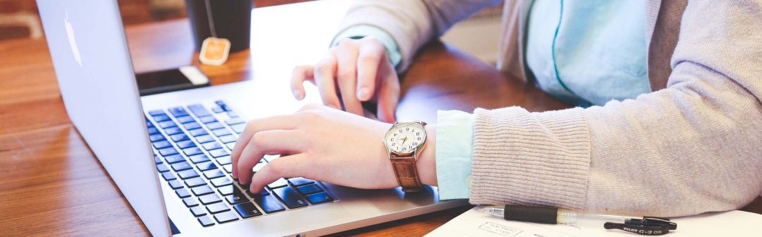 študent sediaci za počítačom