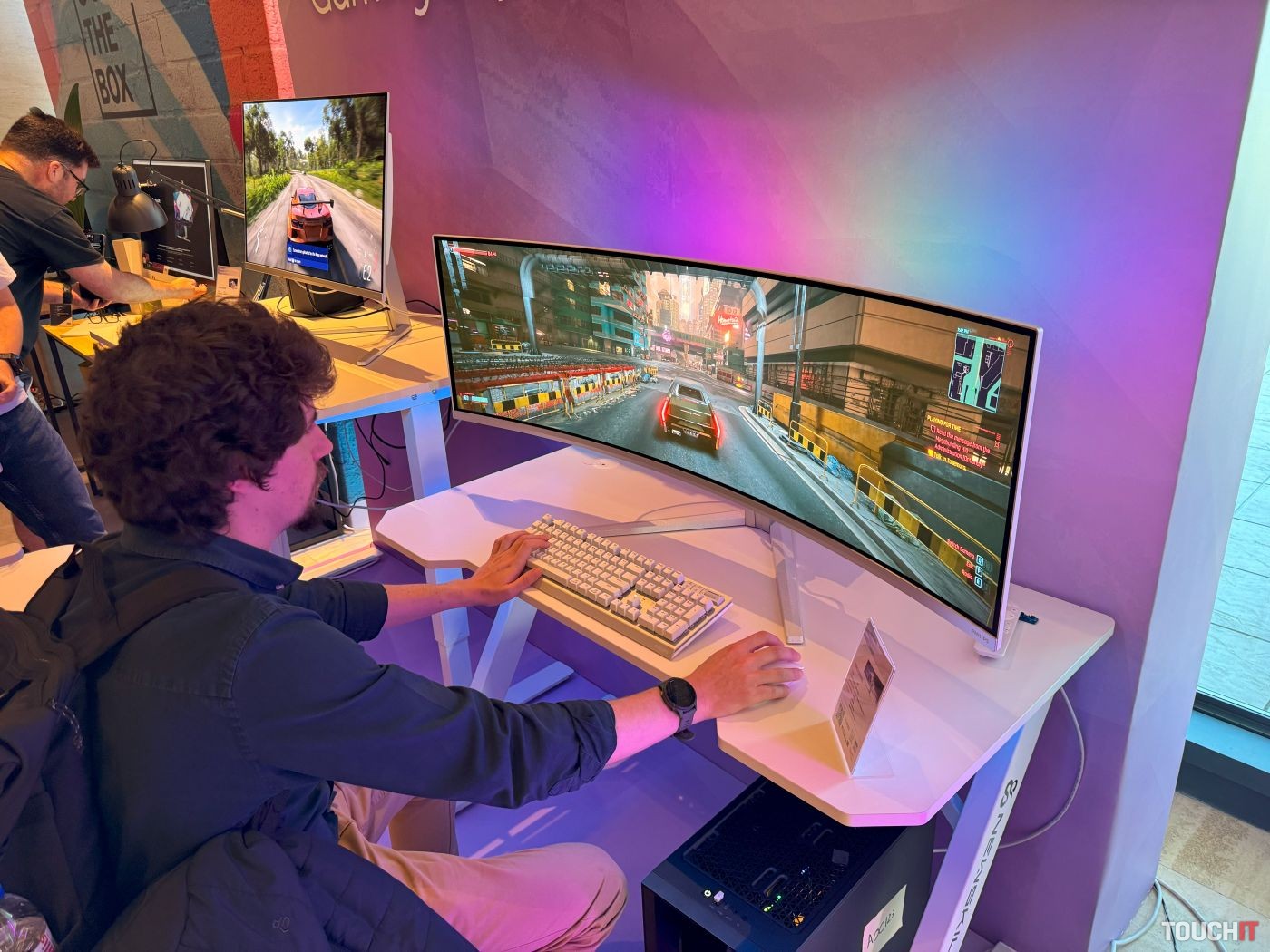 OLED monitory budú lacnejšie, Philips oznámil nové modely