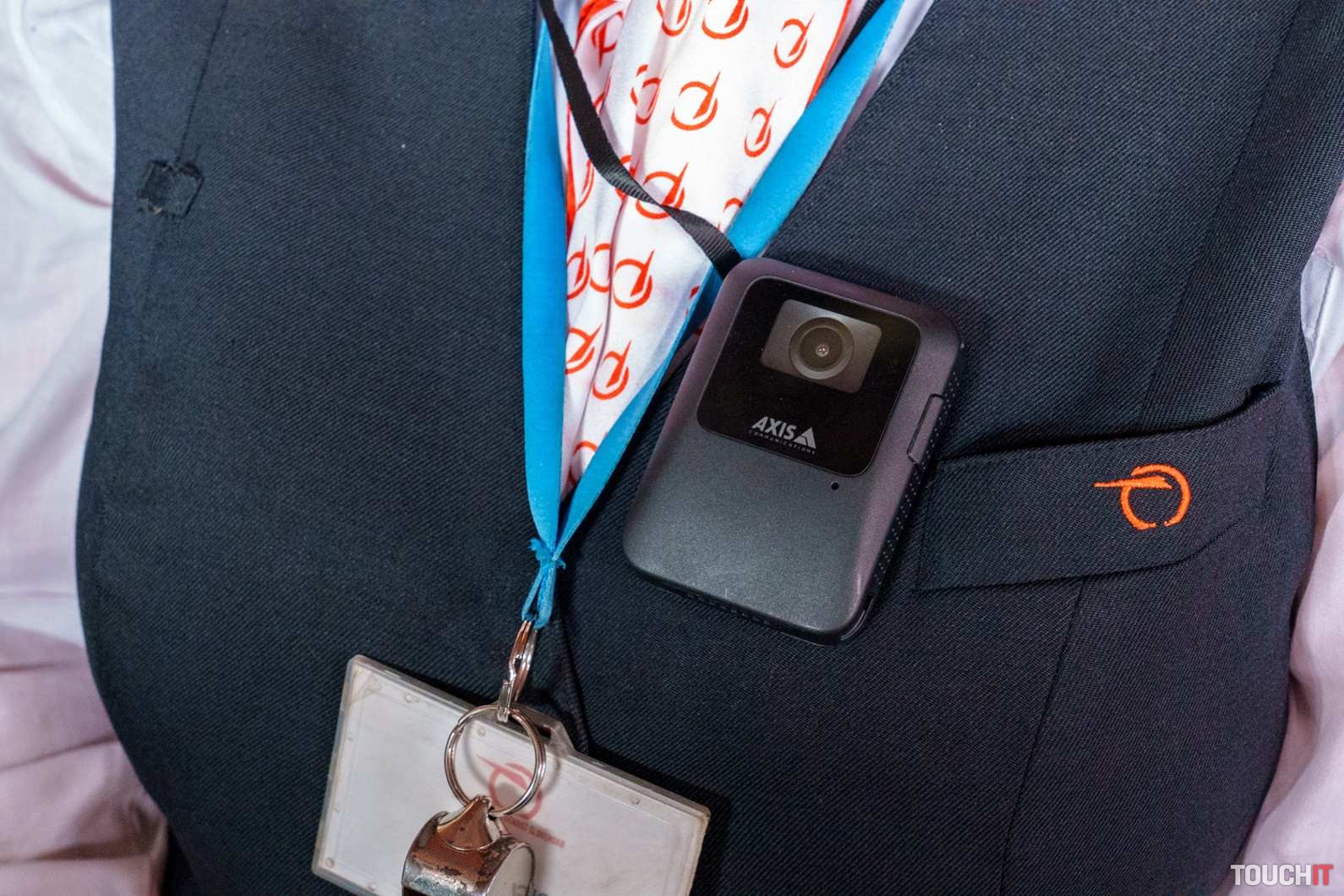 Sprievodcovia vo vlakoch ZSSK dostanú nové telové kamery a môžu si vás nahrať