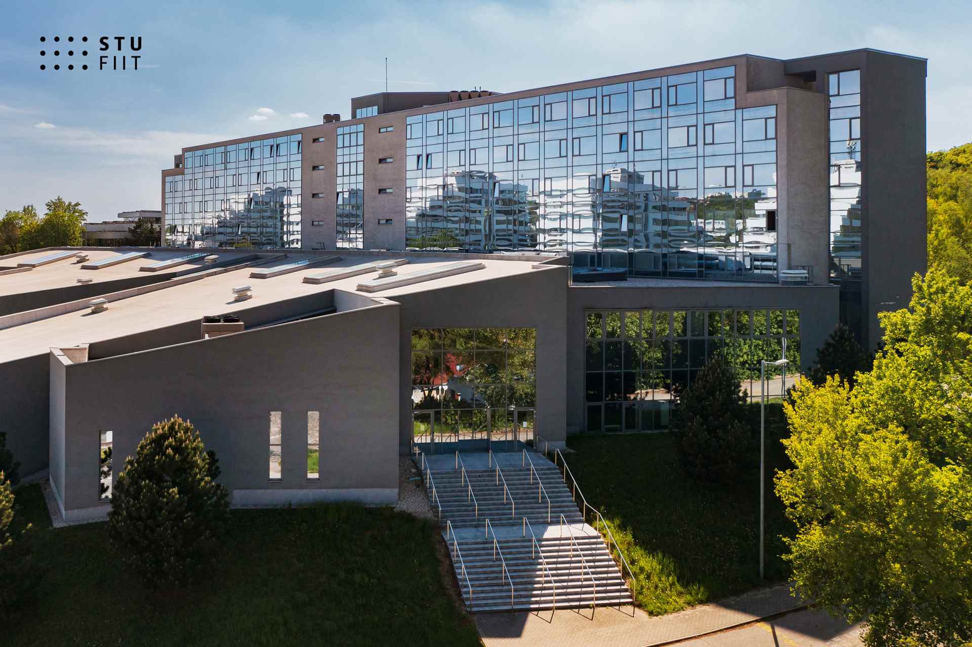 Vzdelávanie mladých ľudí postavené na báze predmetov s otvoreným obsahom kultivované kolektívnou inteligenciou je výzva pre naše školstvo na ktorej spolupracuje aj FIIT STU