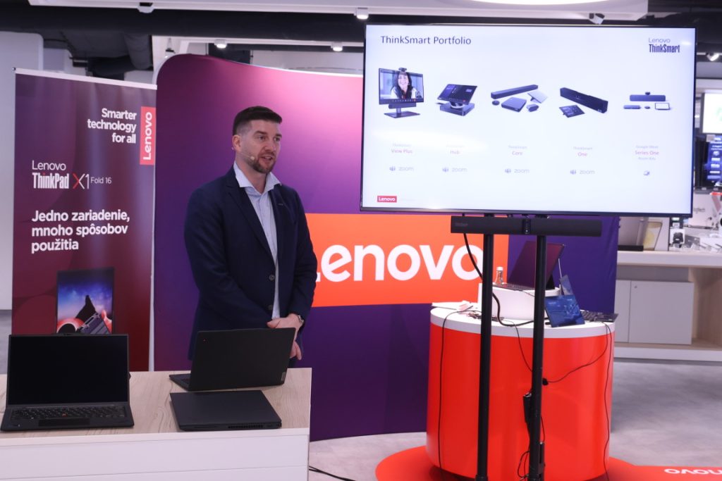 Michal Pikus na tlačovej konferencii Lenovo v priestoroch nového showroomu