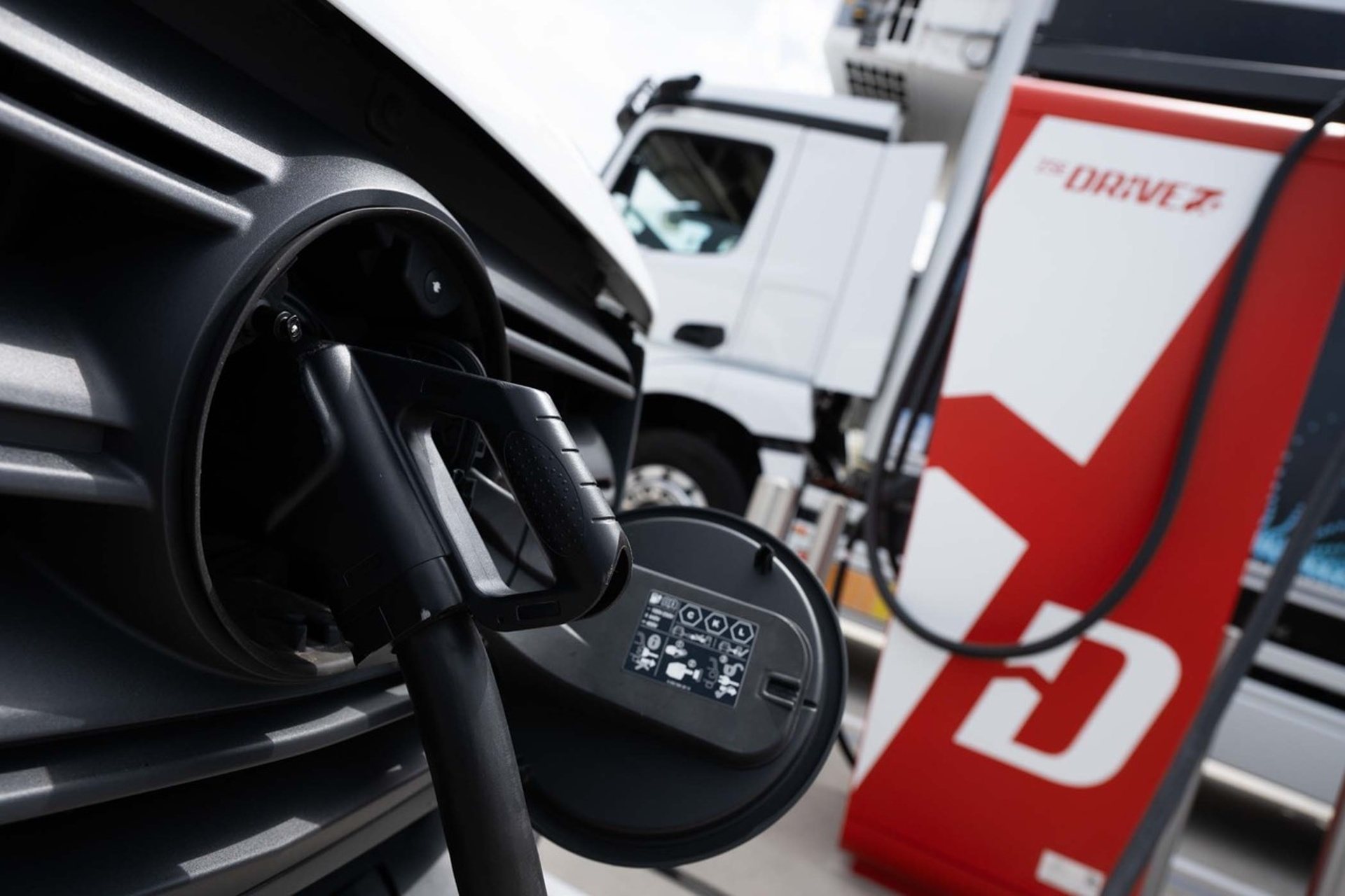 Najvýkonnejšia elektrická nabíjačka zvládne nabiť aj elektrické nákladné autá