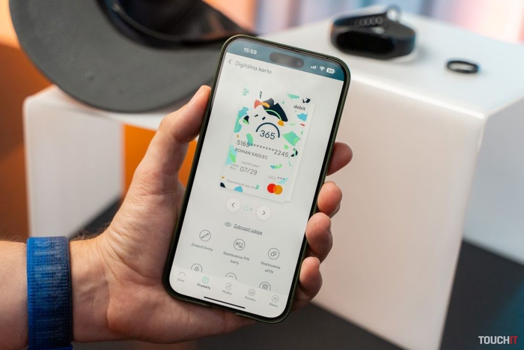 365.bank umožňuje platiť smartfónom, hodinkami, prsteňom aj oblečením