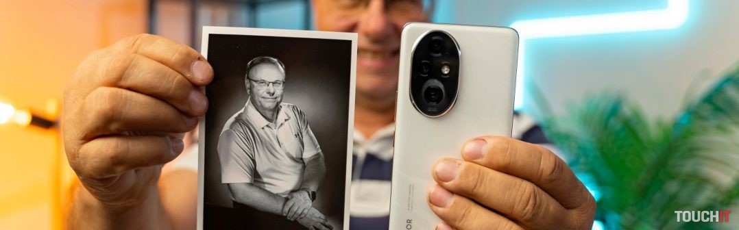 Náš portrét vytvorený priamo v štúdiu Harcourt v Paríži s telefónom HONOR 200 PRO