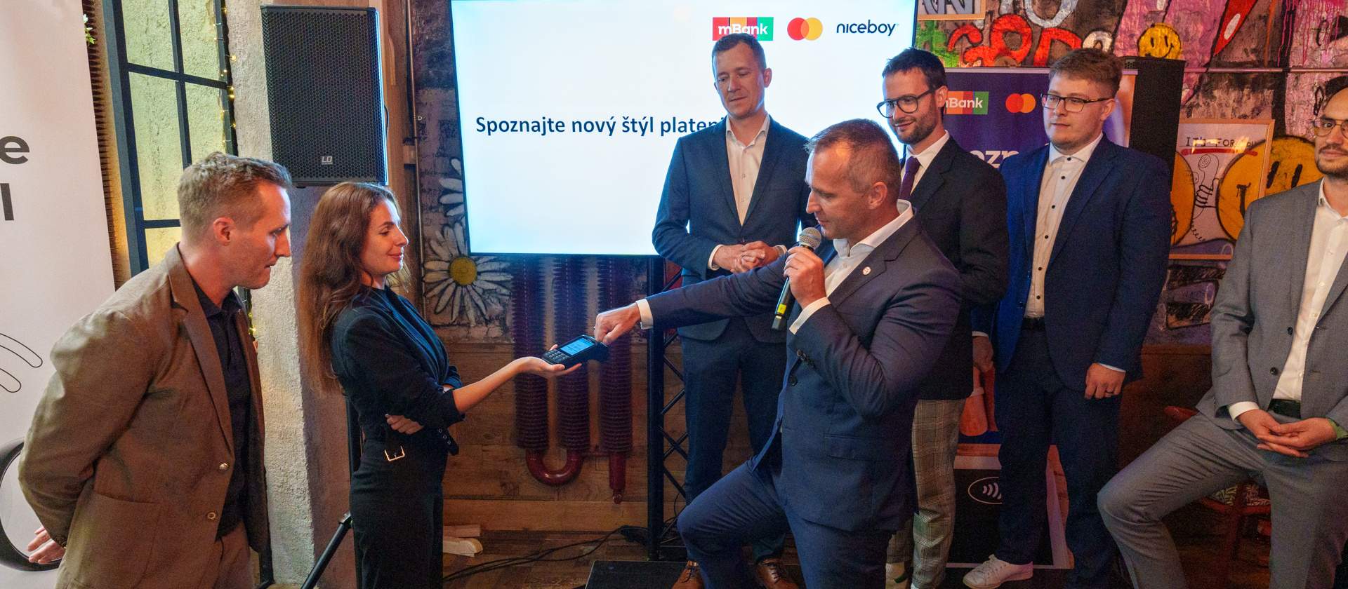 Platobným prostriedkom sa stáva prsteň. Ak budete mať šťastie, budete ho mať za 0,1 eura