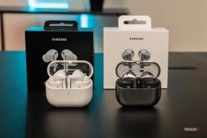 Galaxy Buds 3 (sivé) a Galaxy Buds3 Pro (biele)