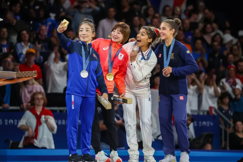 Úspešné judistky v kategórii do 48 kg. Zľava strieborná Baasankhuu Bavuudorj z Mongolska, zlatá Natsumi Tsunoda (Japonsko) a dve držiteľky bronzu, Shirine Boukli z Francúzska a Tara Babulfath zo Švédska.