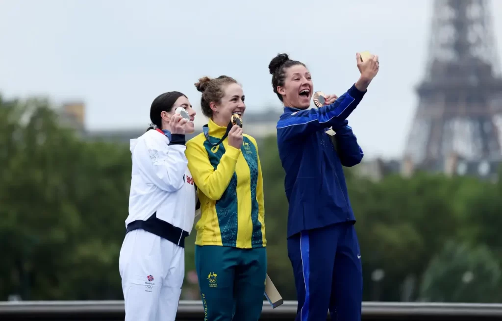 Zľava strieborná Britka Anna Henderson, zlatá Grace Brown z Austrálie a bronzová Chloe Dygert z USA, teda tri najlepšie cestné cyklistky tohtoročných hier.