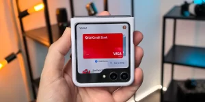 Peňaženka Google na vonkajšom displeji Galaxy Z Flip