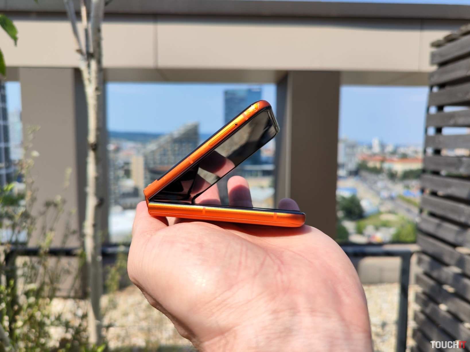 Štýlový telefón Motorola Razr 50 Ultra spája retro a modernú technológiu