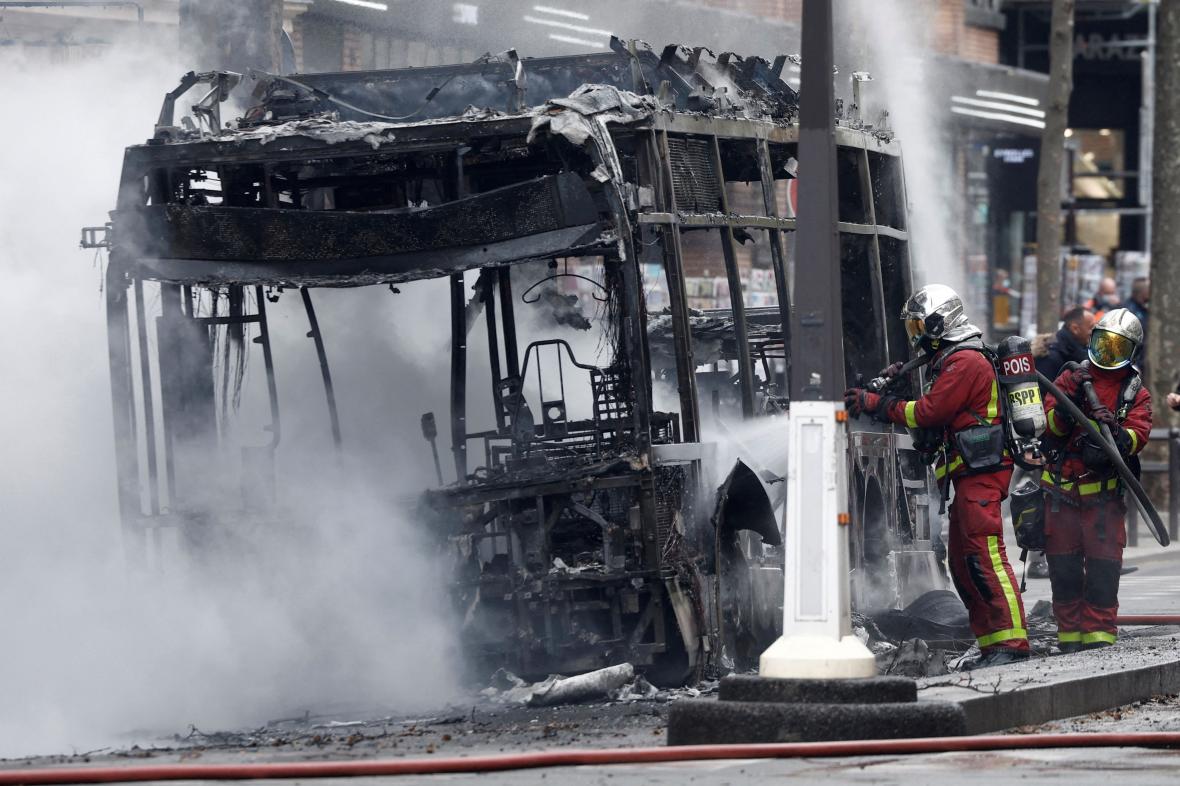 Horiaci elektrický autobus pripomína výbuch sopky, v Paríži zhoreli už dva! (VIDEO)