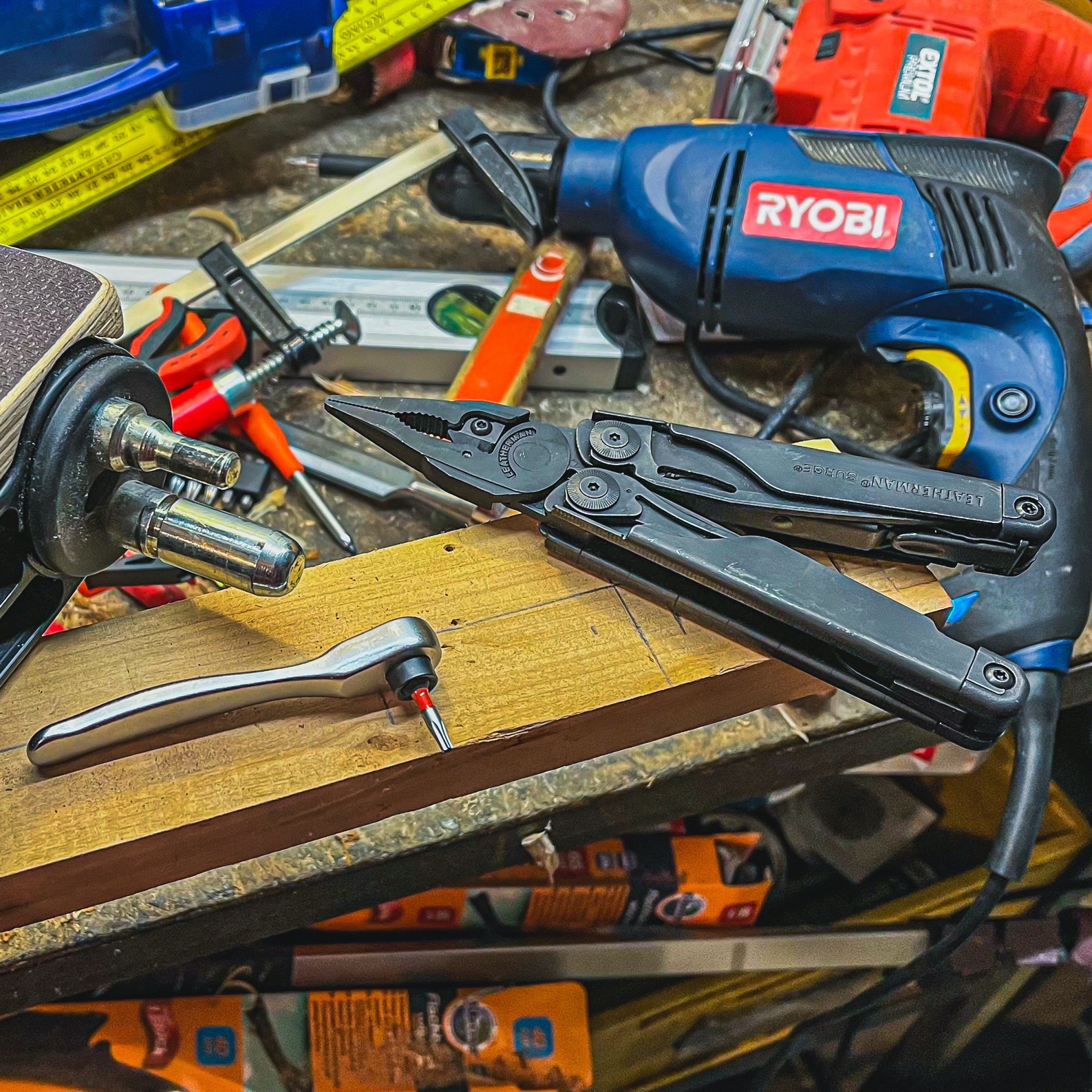 Leatherman Surge Black: Vrecková dielňa, ktorá by nemala chýbať vo výbave žiadneho motoristu ani kutila (RECENZIA)