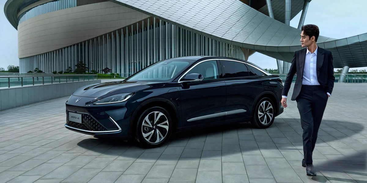 Čínska automobilka ArcFox začala vyrábať luxusný elektromobil s operačným systémom od Huawei