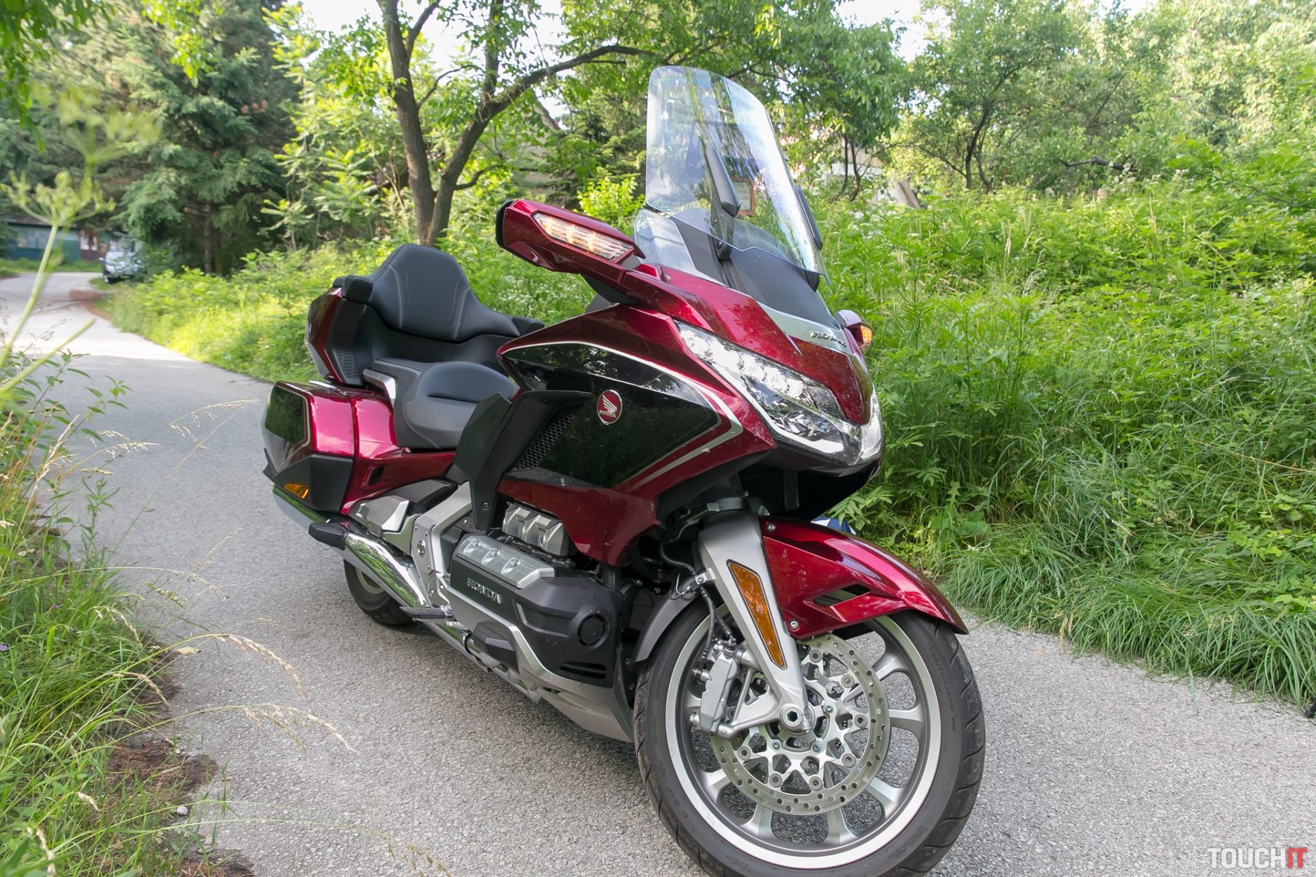 Testovali sme motorku na dlhé trasy a plnú technológií – Honda Goldwing v našej redakcii (VIDEO)