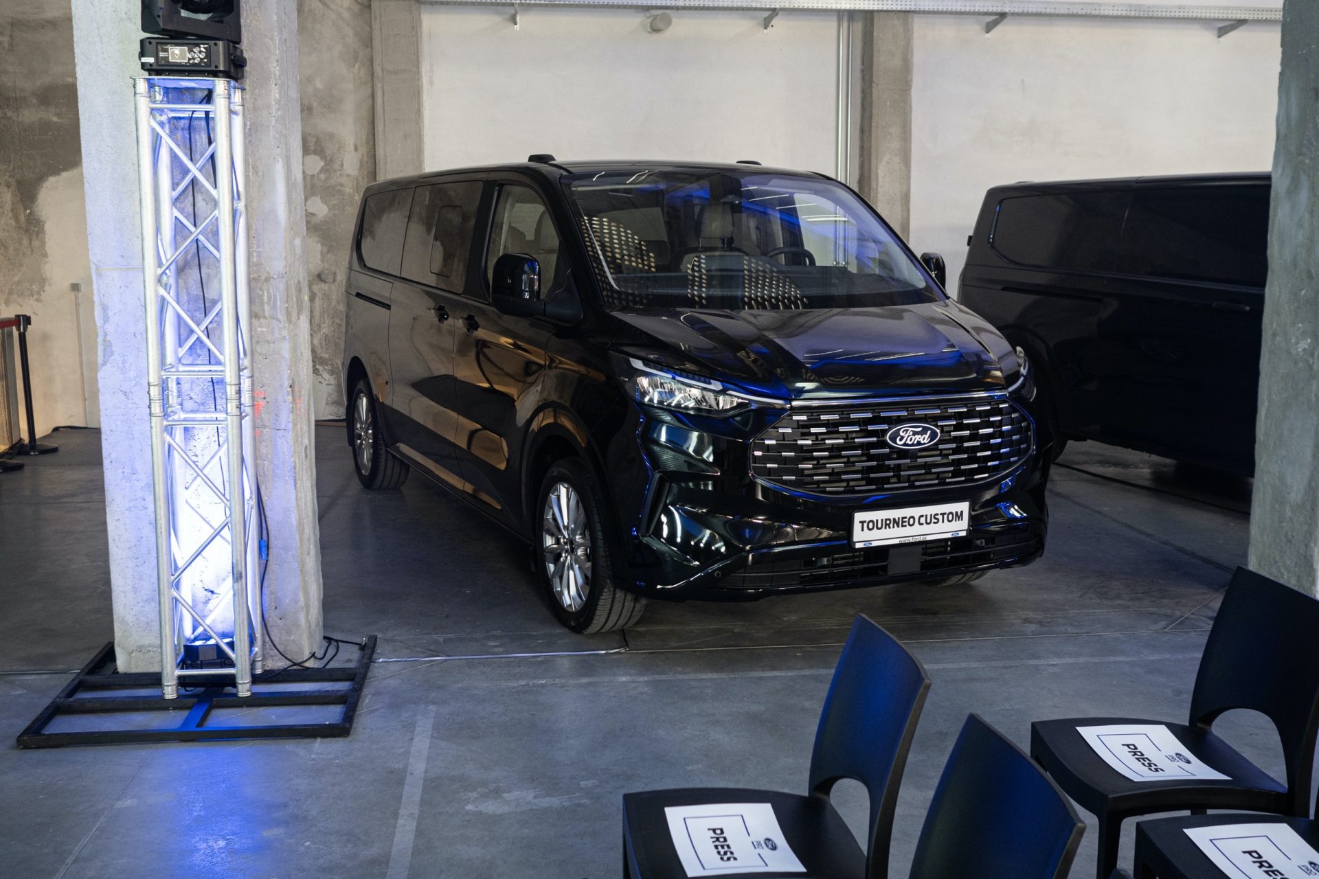 Nový Ford Tourneo Custom: Prémiové technológie, viac komfortu a konfigurovateľný priestor s deviatimi sedadlami (PREDSTAVENIE)