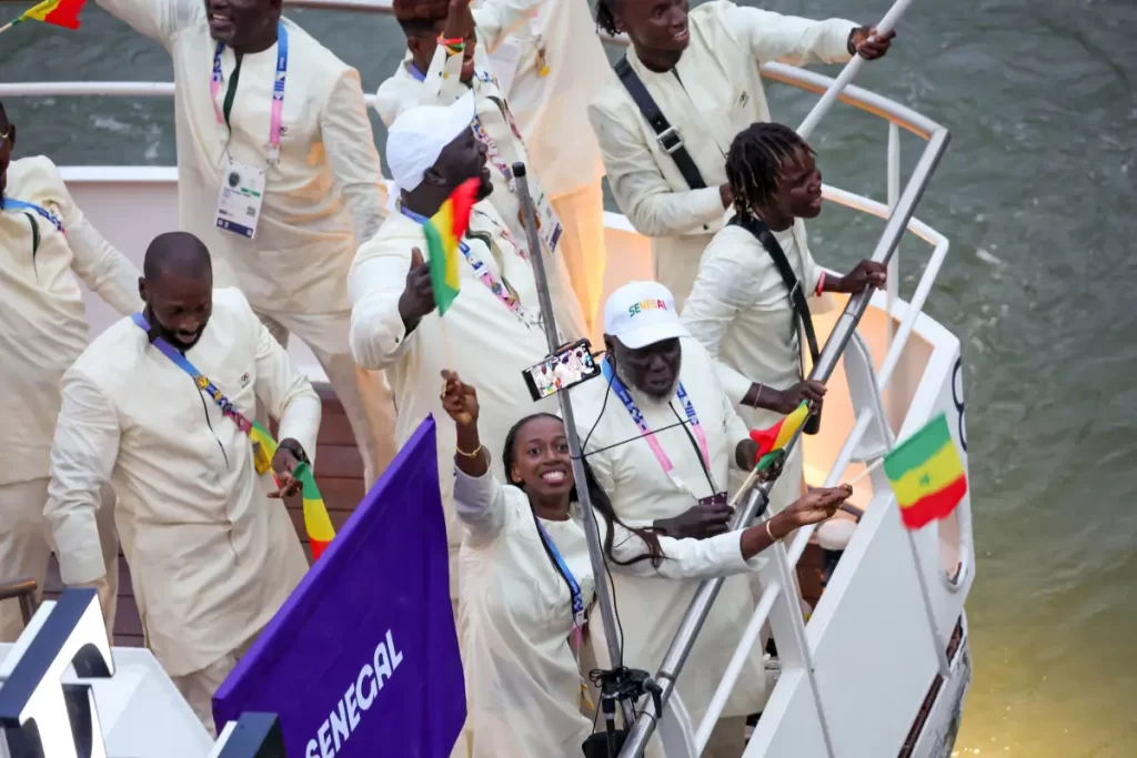 Samsung Galaxy S24 Ultra na lodi športovcov zo Senegalu. Paríž, úvodný ceremoniál olympijských hier 2024