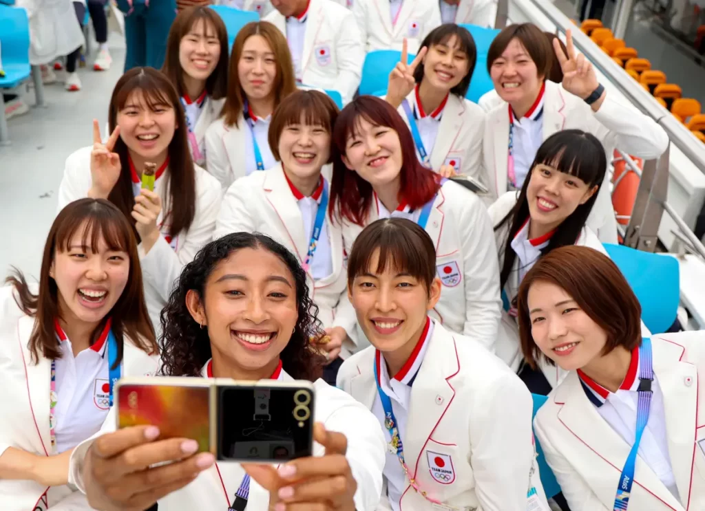 Japonské olympioničky a hromadné selfie pomocou nového Samsungu Galaxy Z Flip6 Olympic Edition