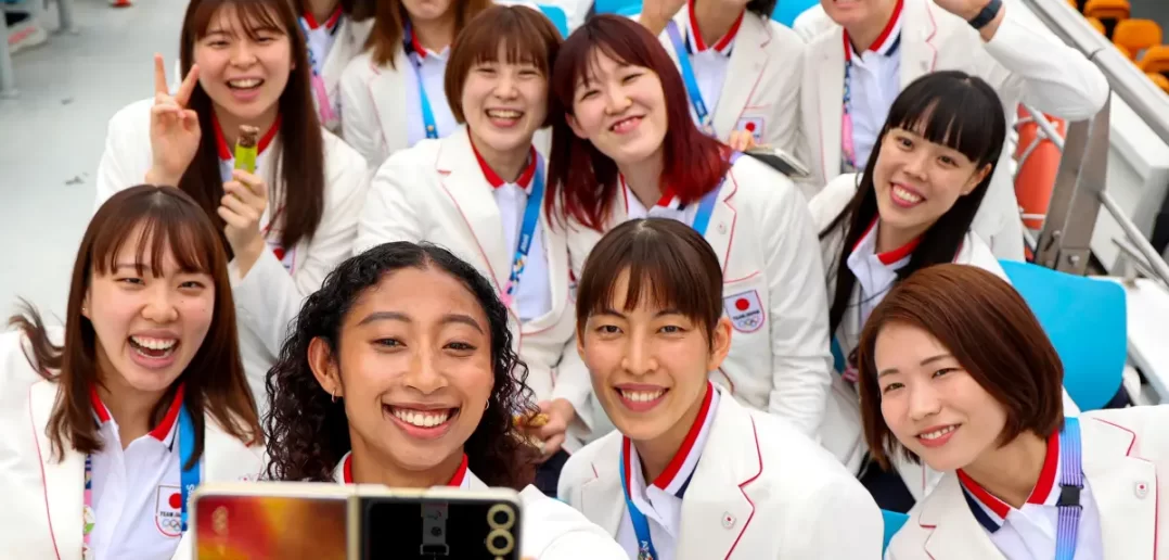 Japonské olympioničky a hromadné selfie pomocou nového Samsungu Galaxy Z Flip6 Olympic Edition