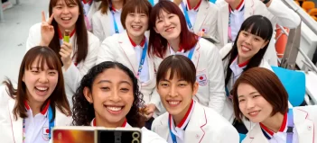 Japonské olympioničky a hromadné selfie pomocou nového Samsungu Galaxy Z Flip6 Olympic Edition