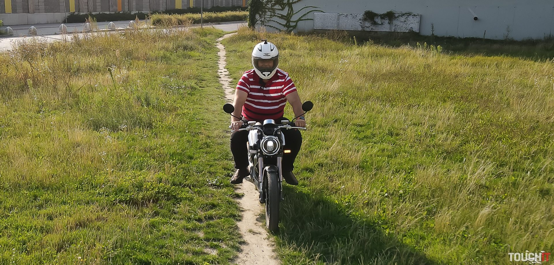 Elektrická motorka Antik Super SOCO TC Max v našej redakcii (prvé dojmy)