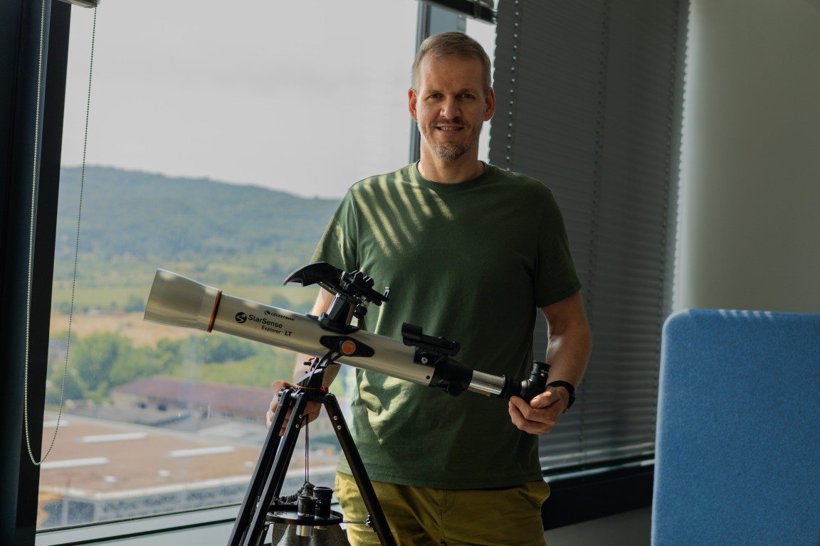 Pozorujte hviezdy s teleskopom s navigáciou cez smartfón