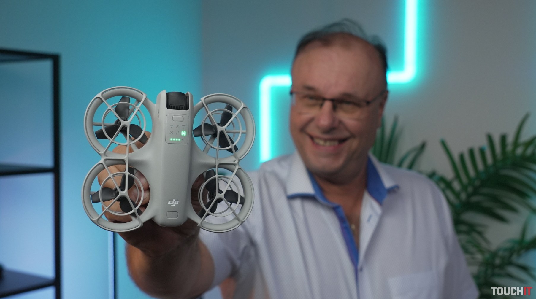 DJI Neo: určený pre ľudí bez skúsenosti s dronmi. Dokáže lietať aj bez ovládača