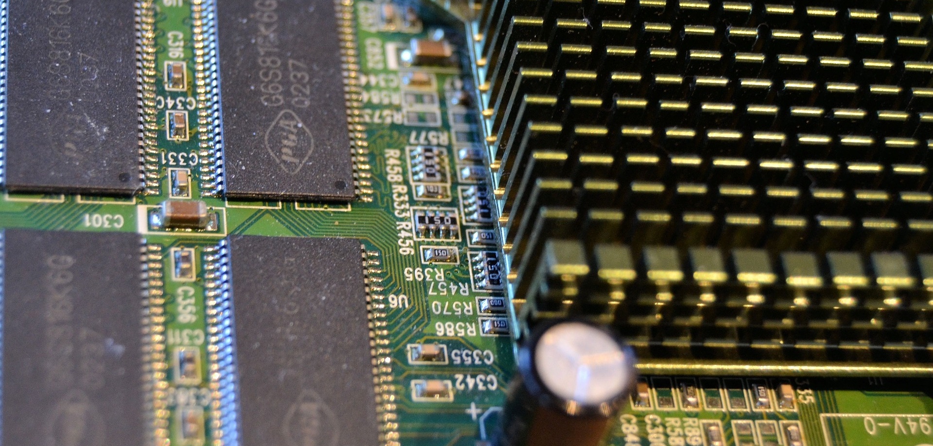 Ako získať viac pamäte RAM pre grafickú kartu? Skúste hľadať v BIOSe a registroch