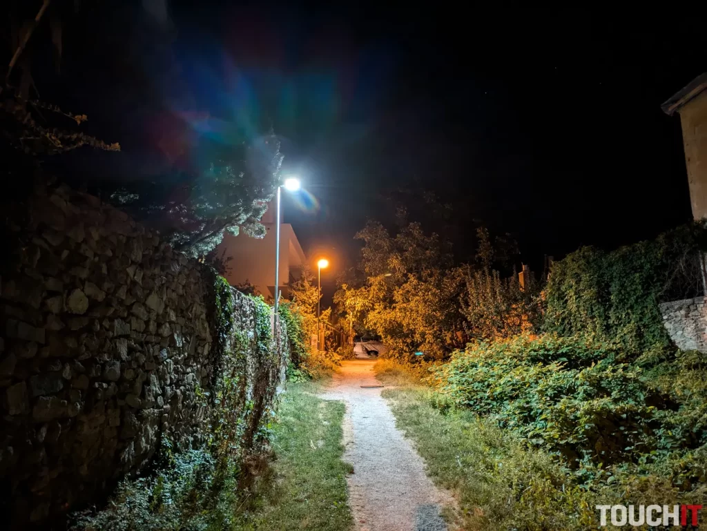 Google Pixel 8a nočné fotografie