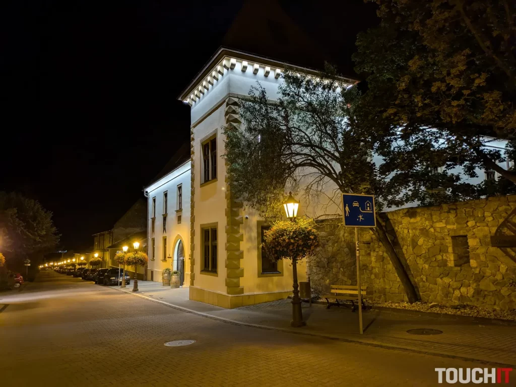 Google Pixel 8a nočné fotografie