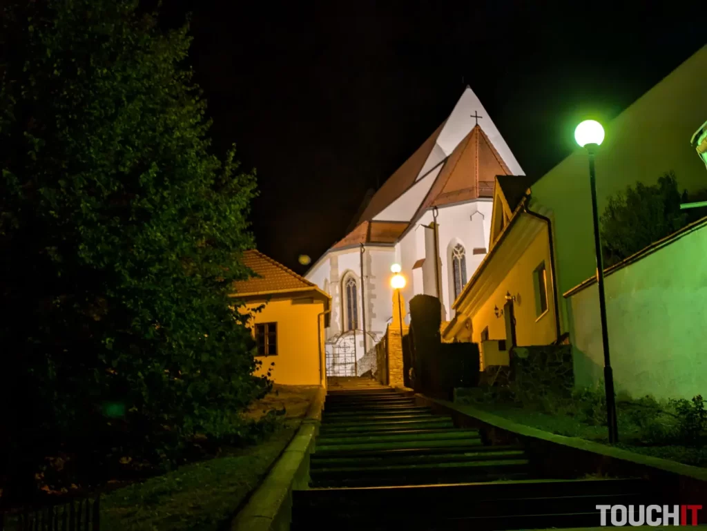 Google Pixel 8a nočné fotografie