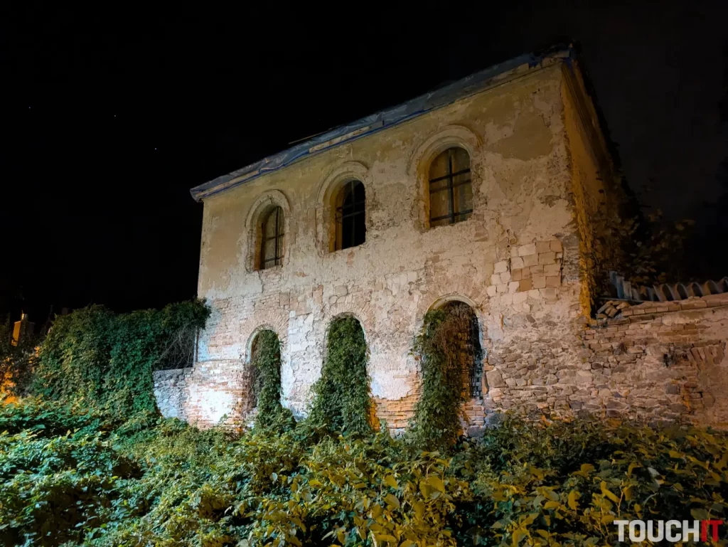 Google Pixel 8a nočné fotografie