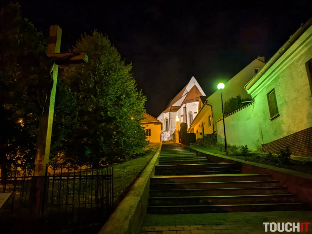 Google Pixel 8a nočné fotografie