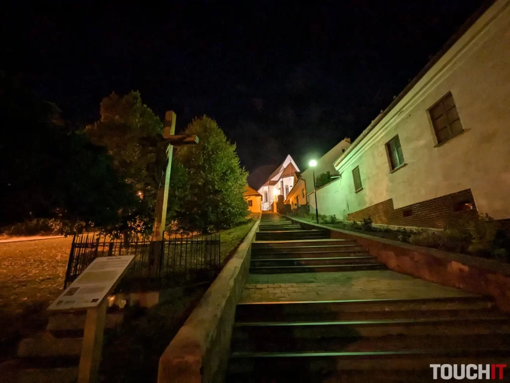 Google Pixel 8a nočné fotografie