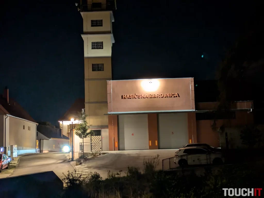 Google Pixel 8a nočné fotografie