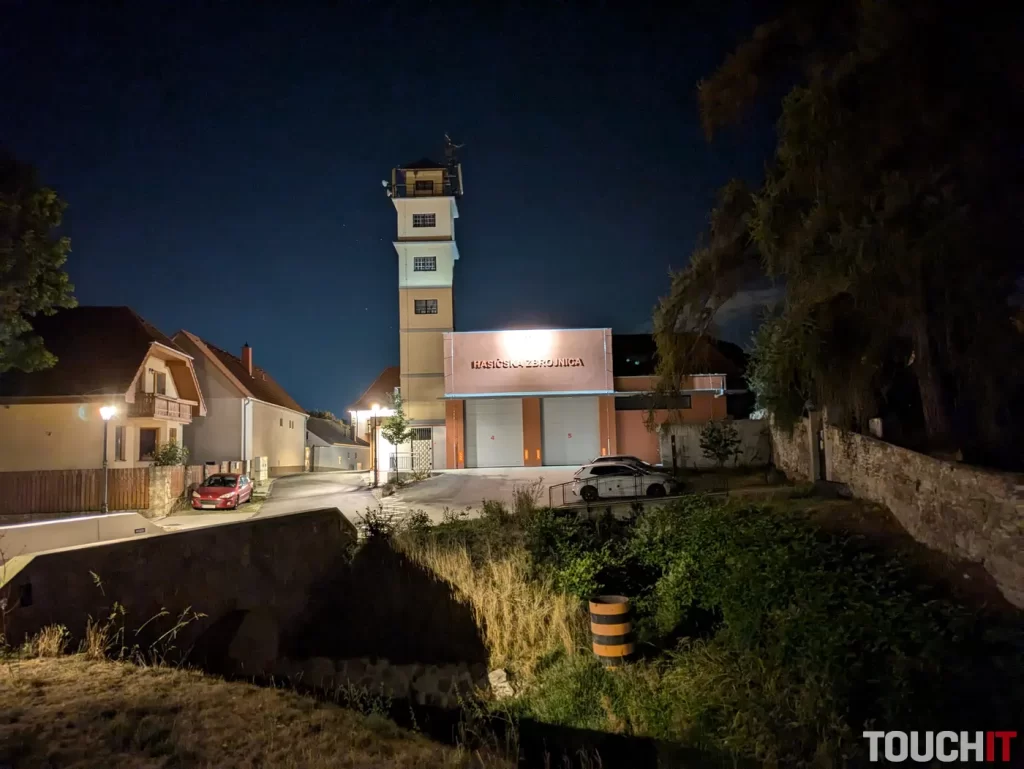 Google Pixel 8a nočné fotografie