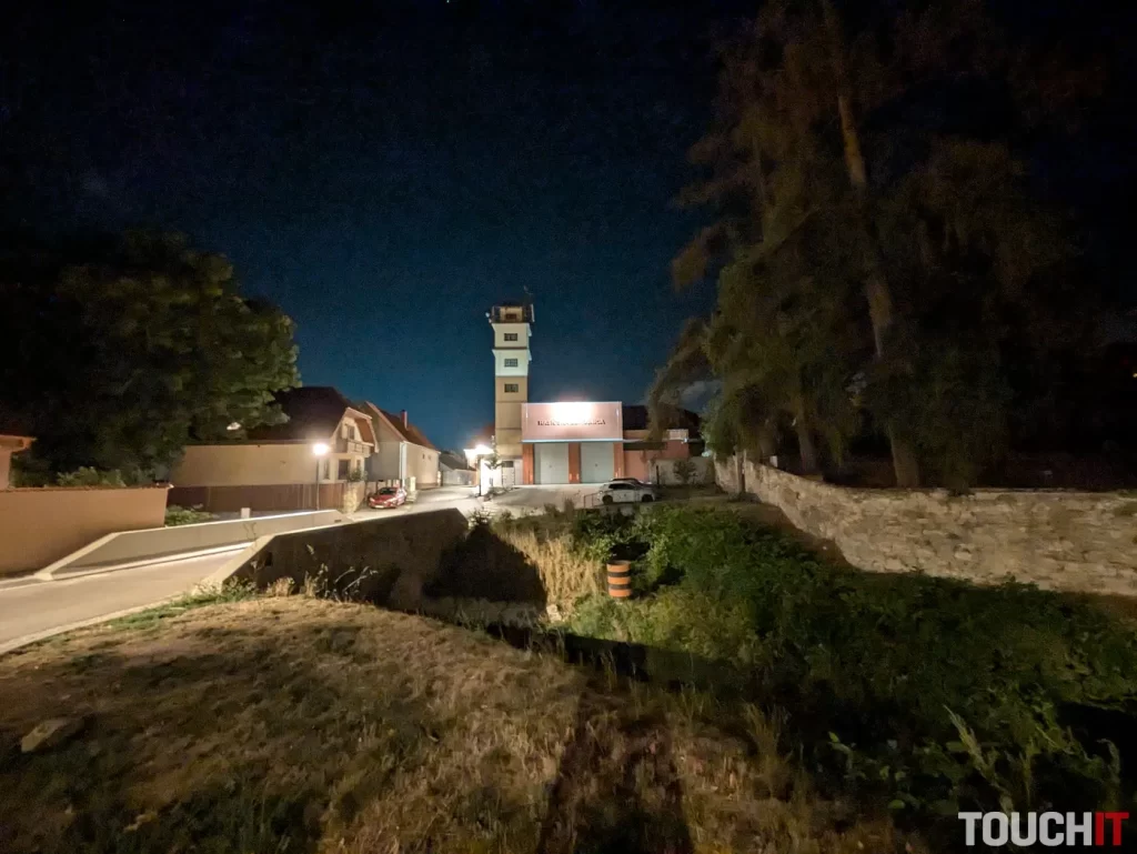 Google Pixel 8a nočné fotografie